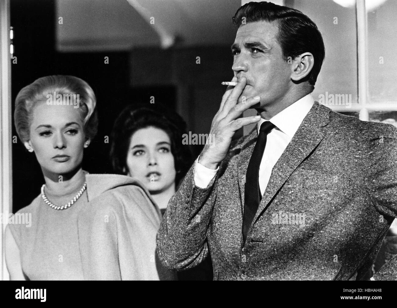 THE BIRDS, Tippi Hedren, Suzanne Pleshette, Rod Taylor, 1963 Stock Photo
