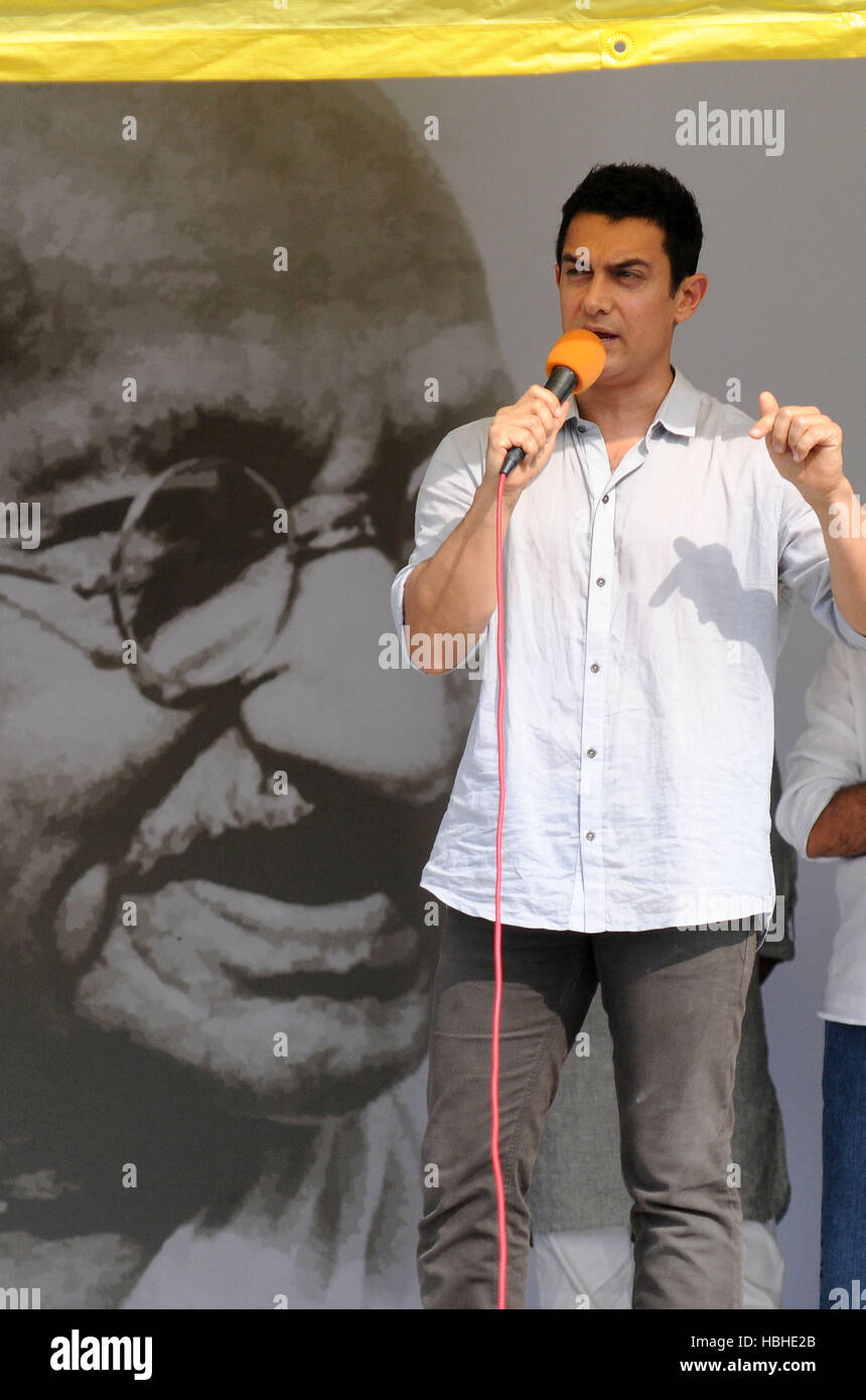 Bollywood actor Aamir Khan speaks on the twelfth day the hunger strike India's anti-corruption activist Anna Hazare New Delhi Stock Photo