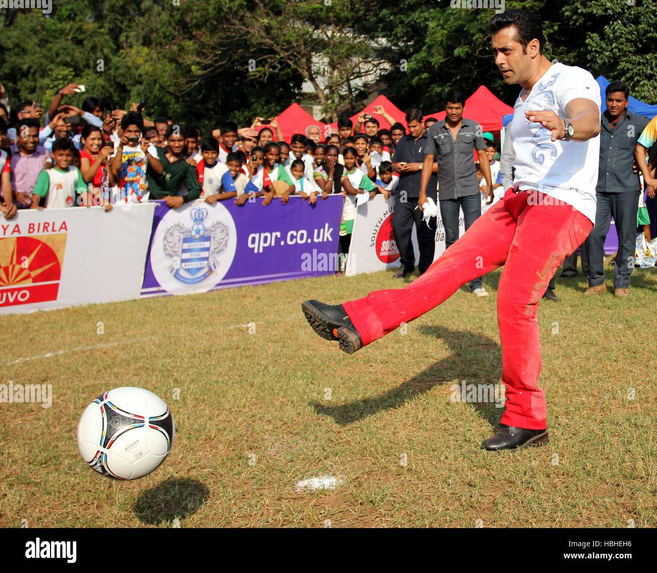 Bollywood actor Salman Khan during commemoration ceremony 5th South Mumbai Milind Deora Junior Soccer Challenger Mumbai Stock Photo