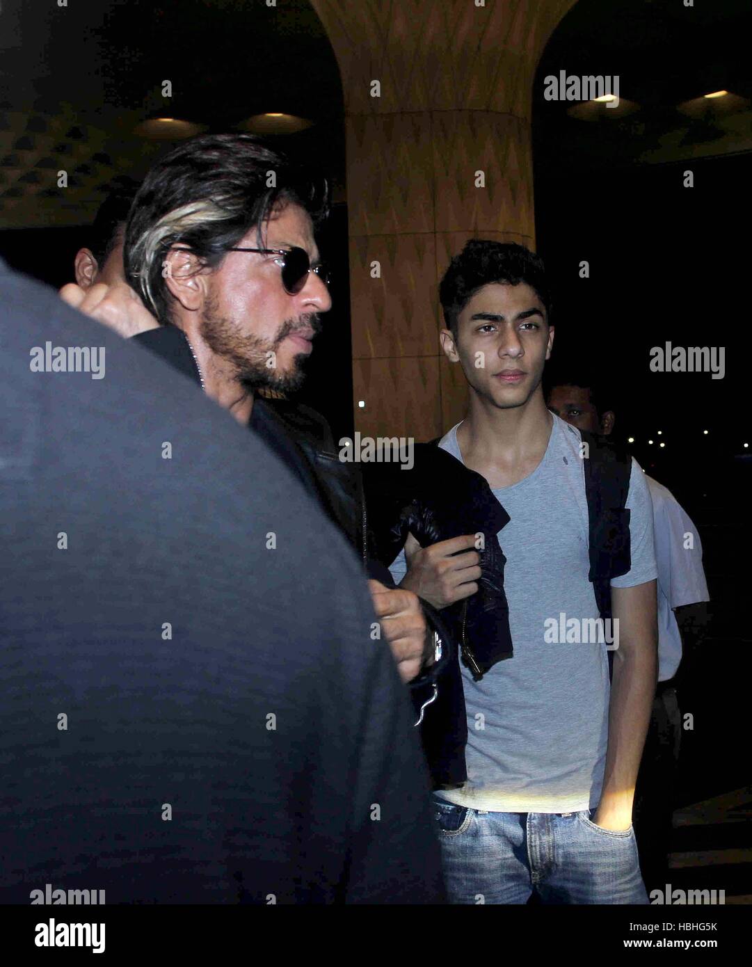 Shahrukh Khan with his son Aryan at the airport in Mumbai, India Stock Photo - Alamy Shahrukh Khan with his son Aryan at the airport in Mumbai, India Stock Photo - Alamy
