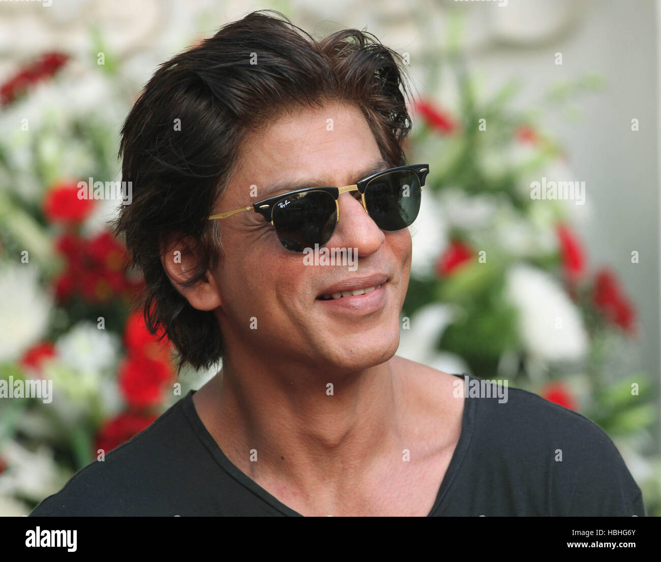 srk in goggles