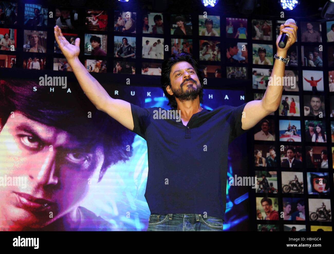 Shahrukh Khan hands raised, Indian Bollywood actor at launch of film Fan in Mumbai, India Stock Photo