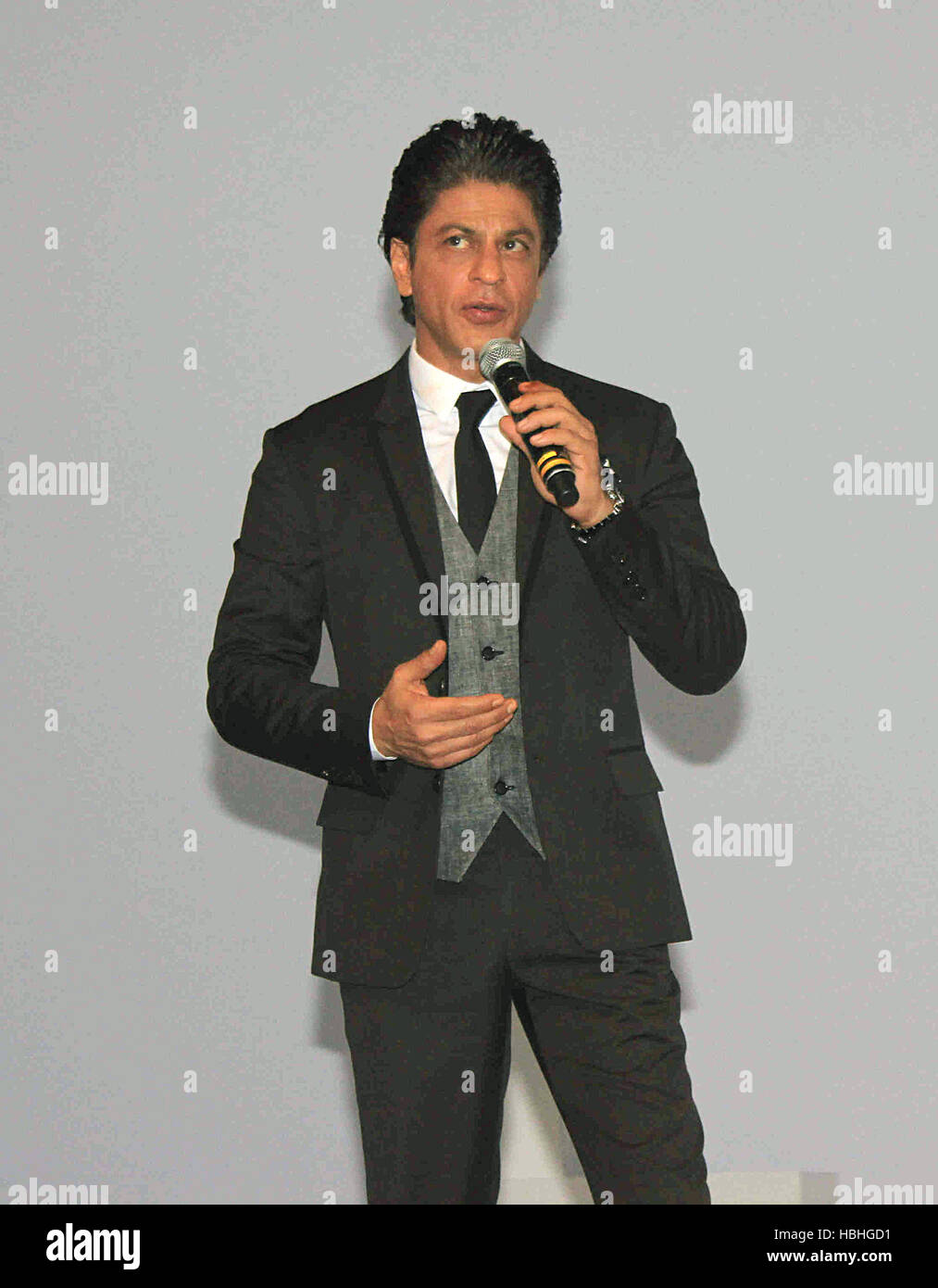 Sharukh Khan speaking on microphone, Indian Bollywood actor as brand ambassador of D'Decor launch ceremony, Mumbai, India Stock Photo