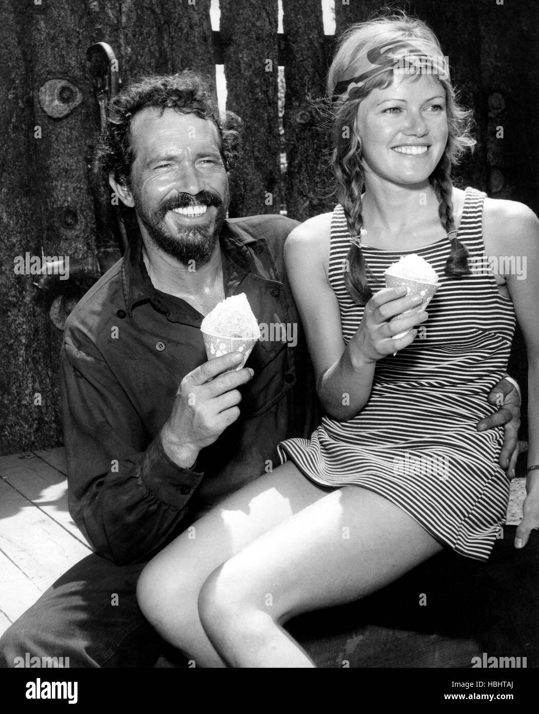 BARQUERO, from left: Warren Oates visiting with his wife, Vickery Turner  between scenes, on location, Colorado, 1970 Stock Photo - Alamy