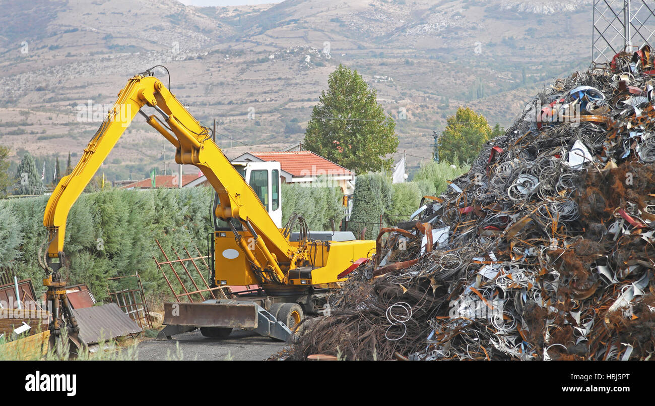 Scrap yard crane hi-res stock photography and images - Alamy