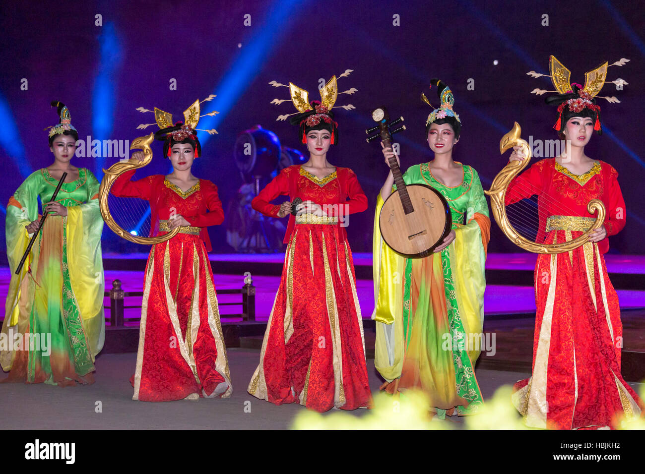 Dancing chinese girl hi-res stock photography and images - Alamy
