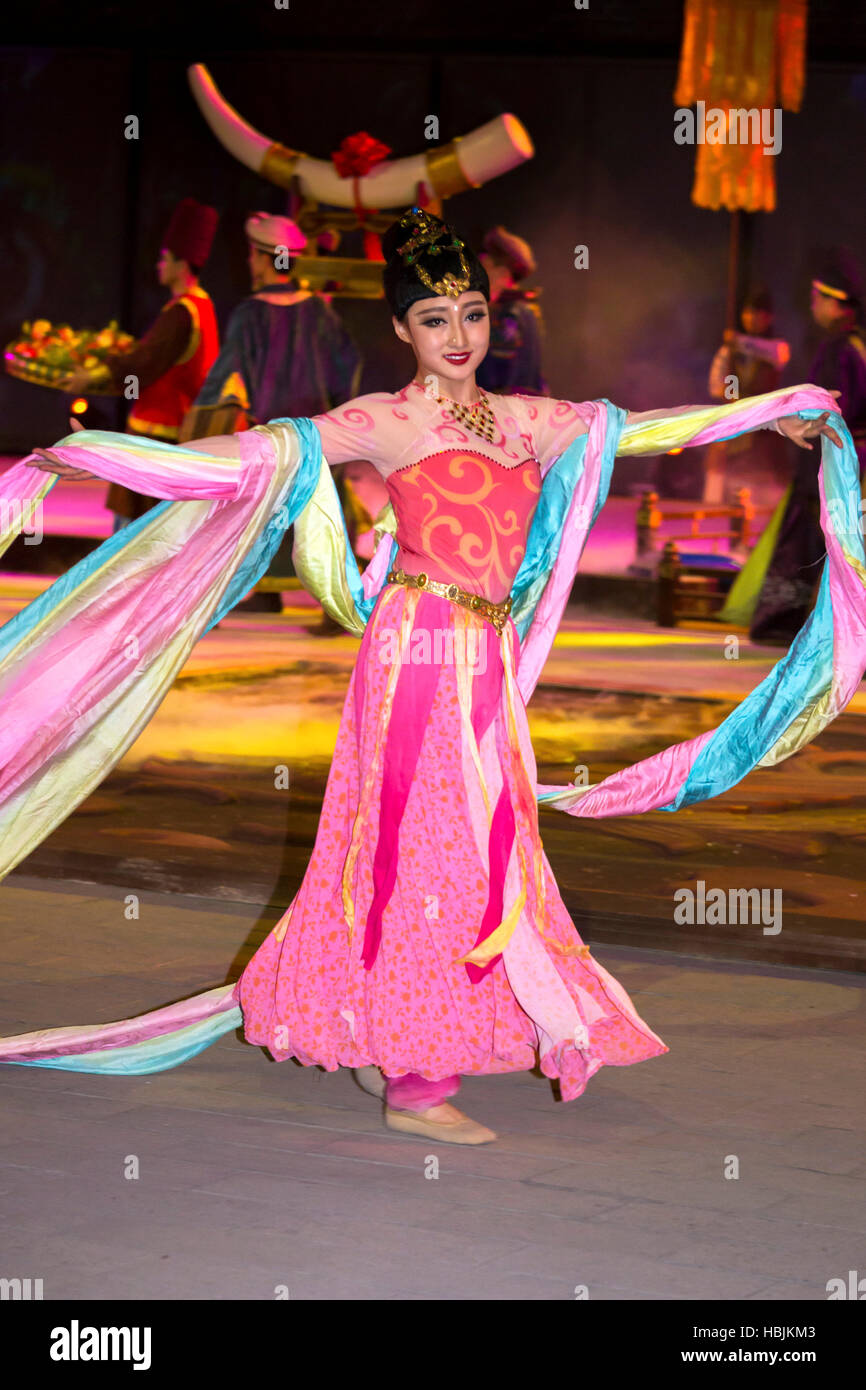 Dancing chinese girl hi-res stock photography and images - Alamy