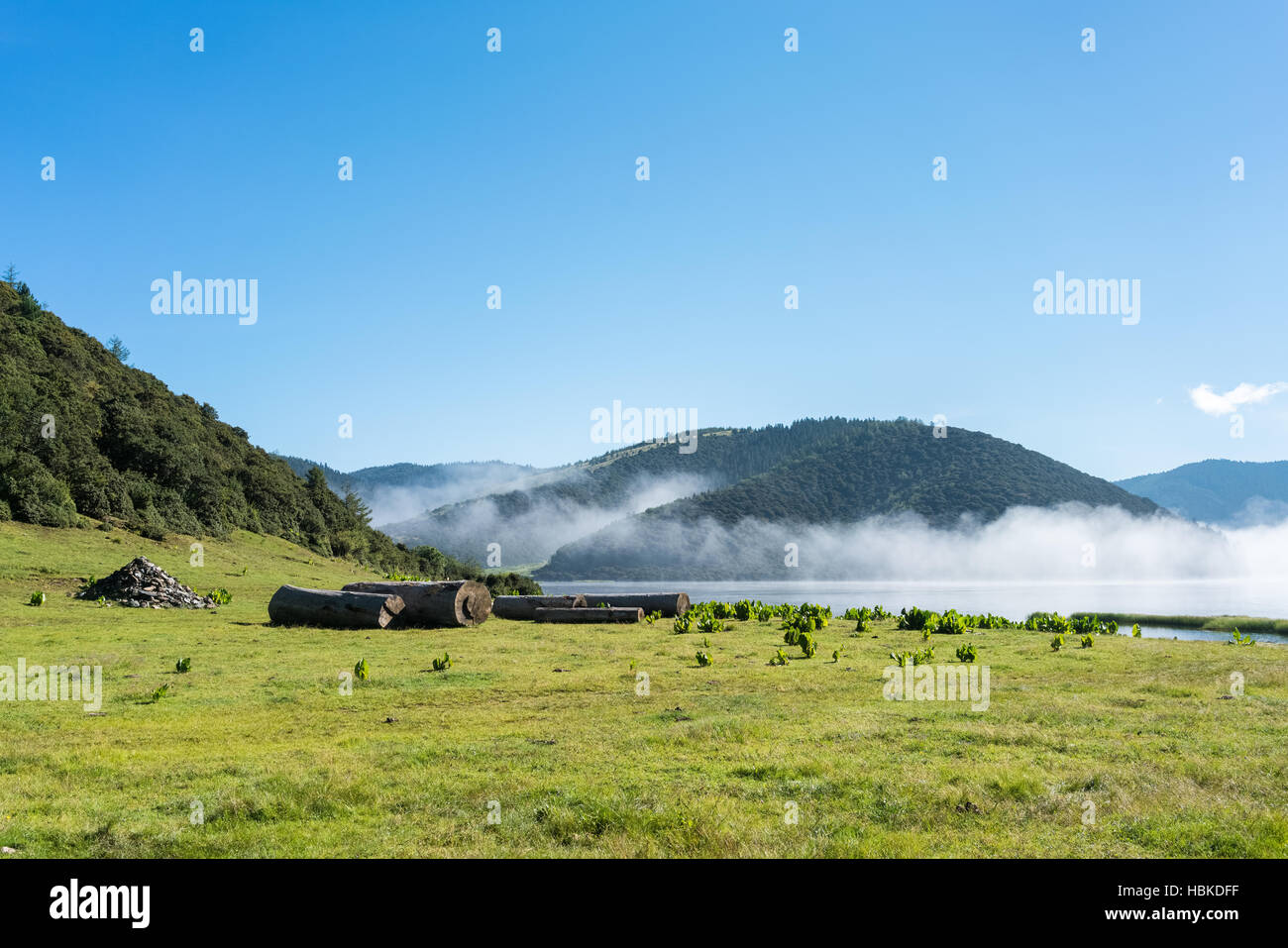 Beautiful mountain lake cloud hi-res stock photography and images - Alamy
