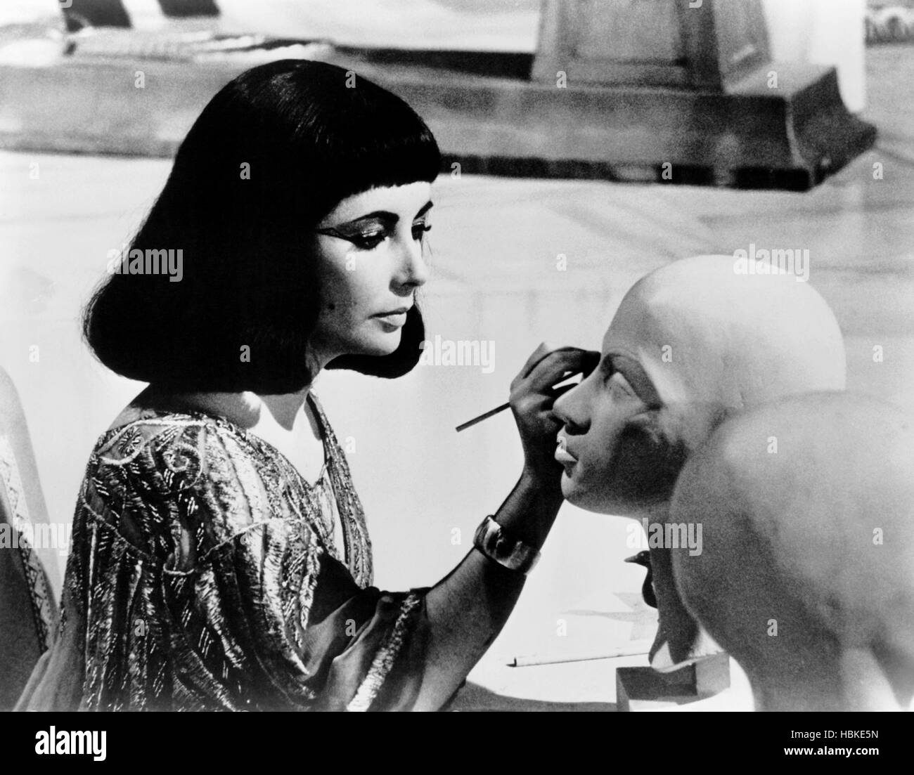 CLEOPATRA, Elizabeth Taylor, practicing her eye makeup, on-set, 1963, TM \u0026  copyright ©20th Century Fox film Corp. All rights Stock Photo - Alamy, image size:1300x1103