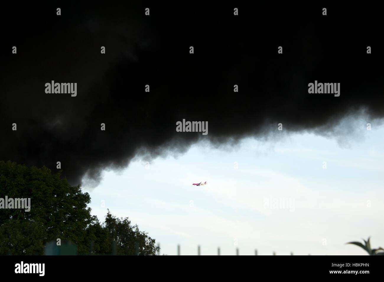 Huge smoke cloud hi-res stock photography and images - Alamy