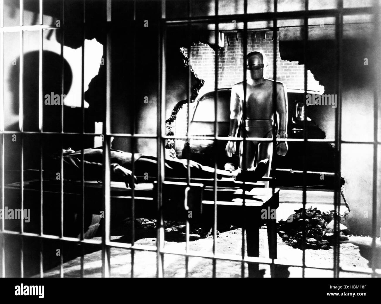 THE DAY THE EARTH STOOD STILL, Michael Rennie, Lock Martin (standing