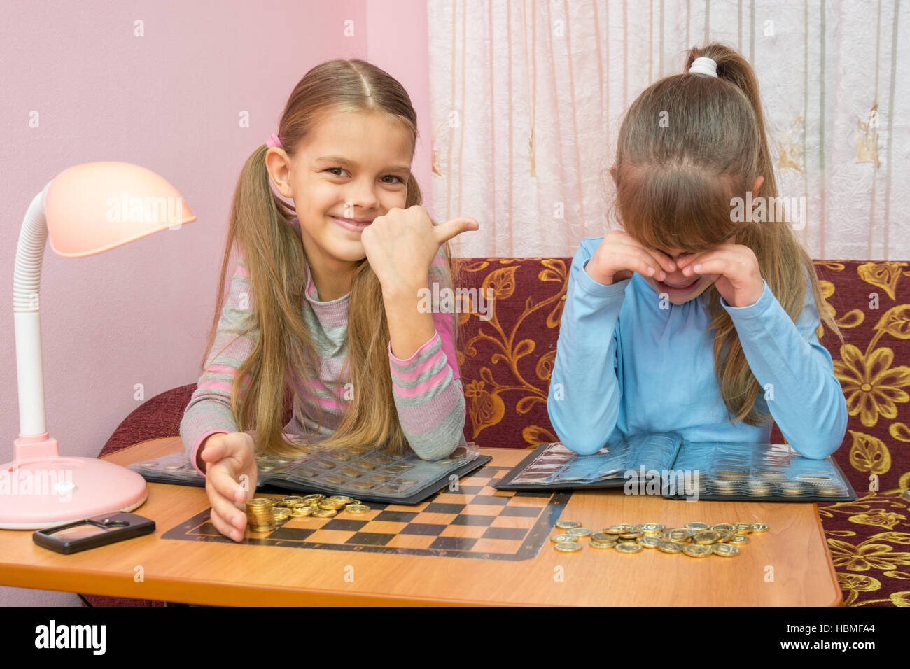 Старшая и младшая сестра фотобанк лори. Конфликтный ребенок. Почему старшие обижают младших. Старший ребенок. Агрессивный ребенок.