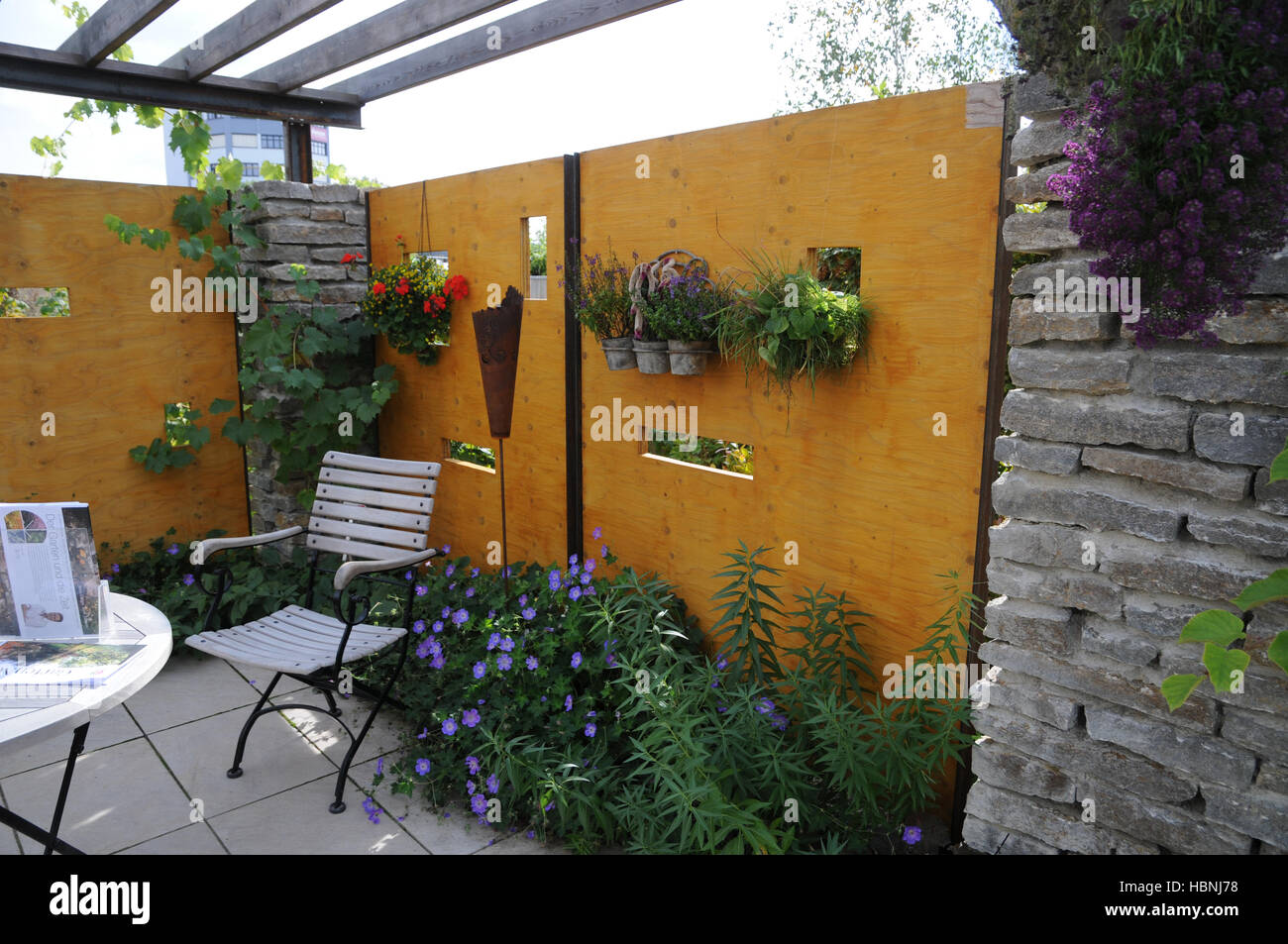 Garden with privacy shields Stock Photo Alamy