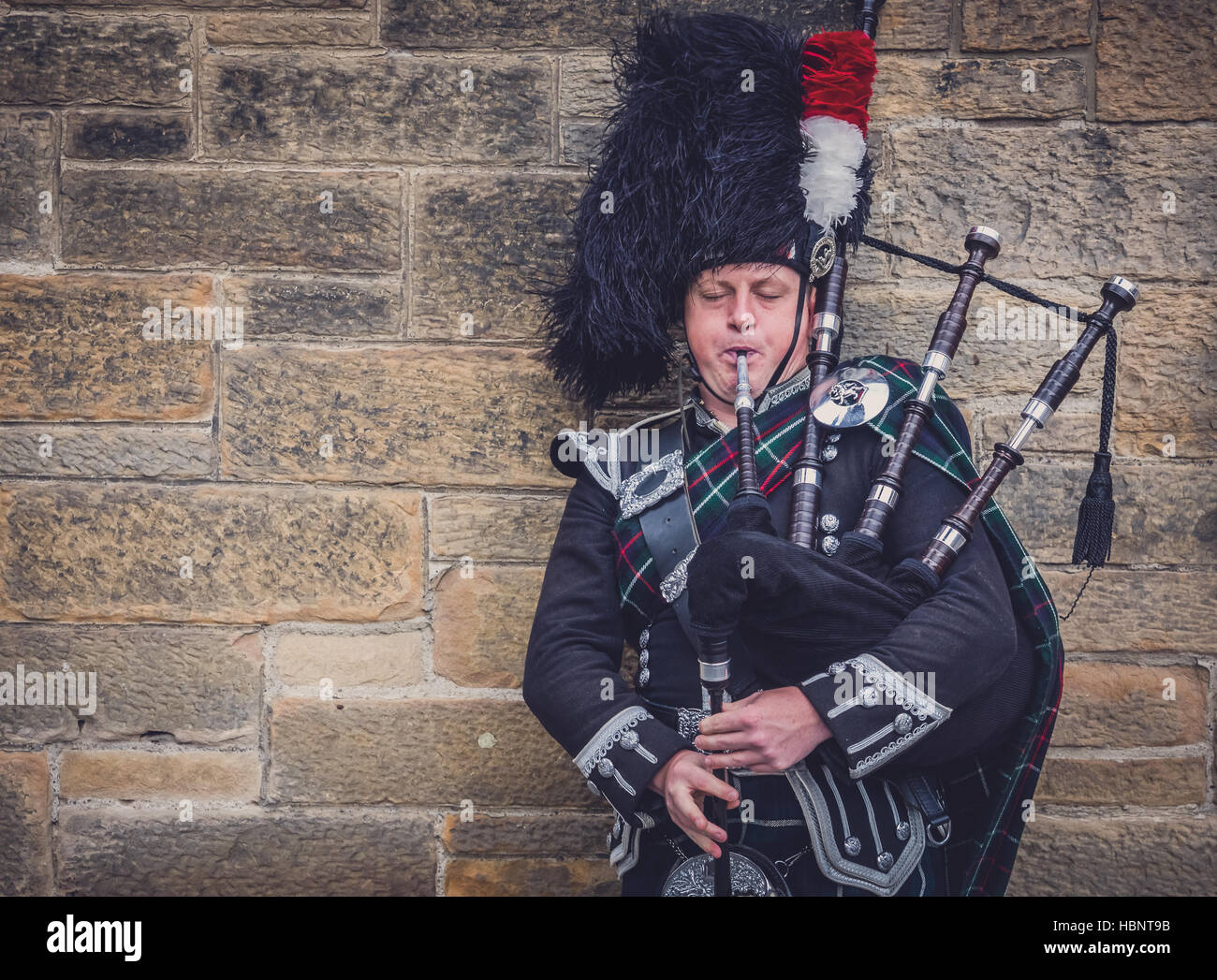 Man playing bagpipes in Edinburgh Stock Photo