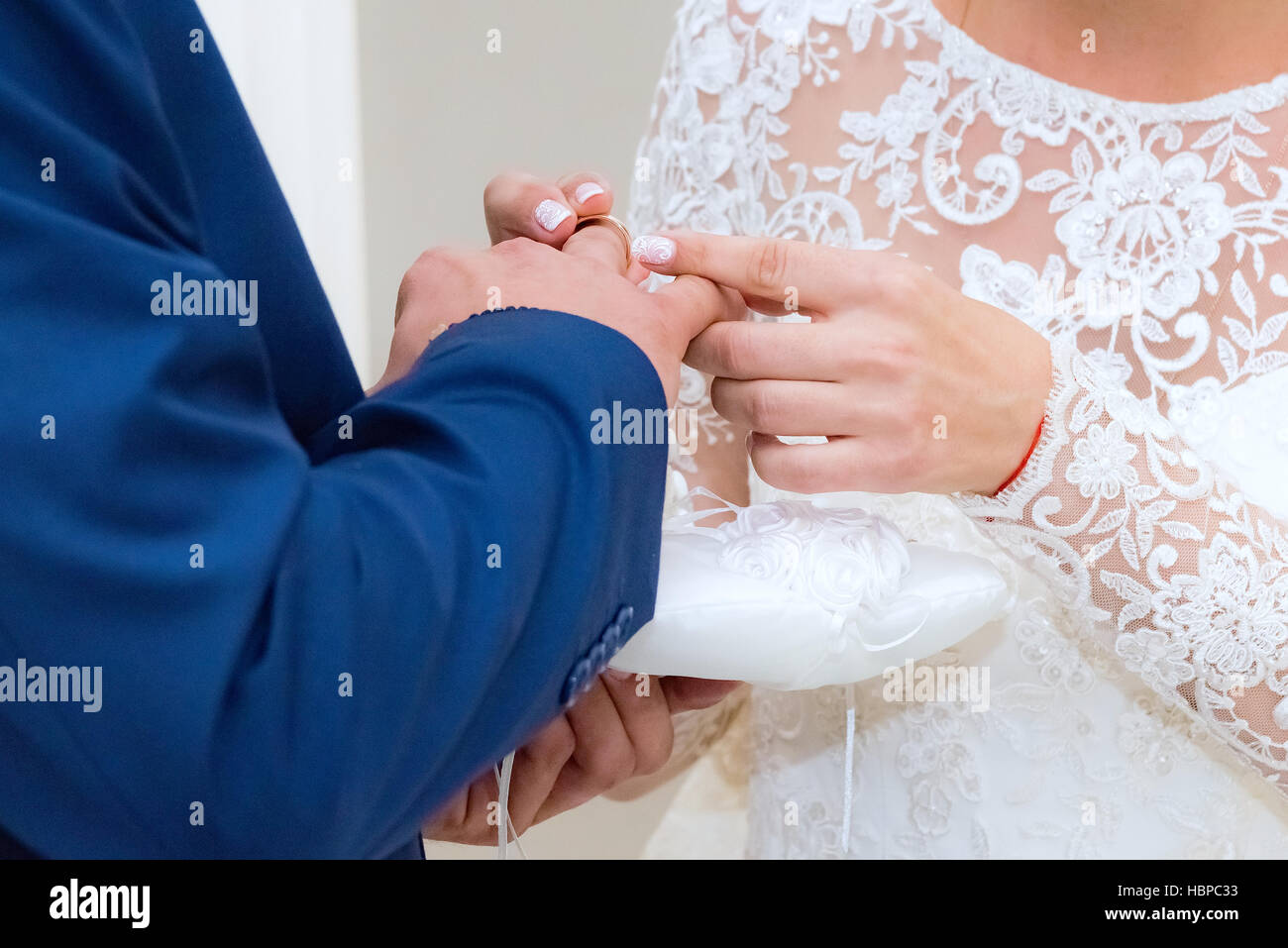 groom wears the ring Stock Photo - Alamy