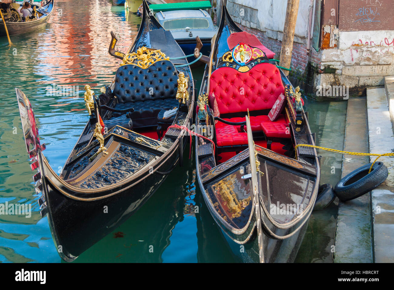 Gondola tied up in canal hi-res stock photography and images - Alamy