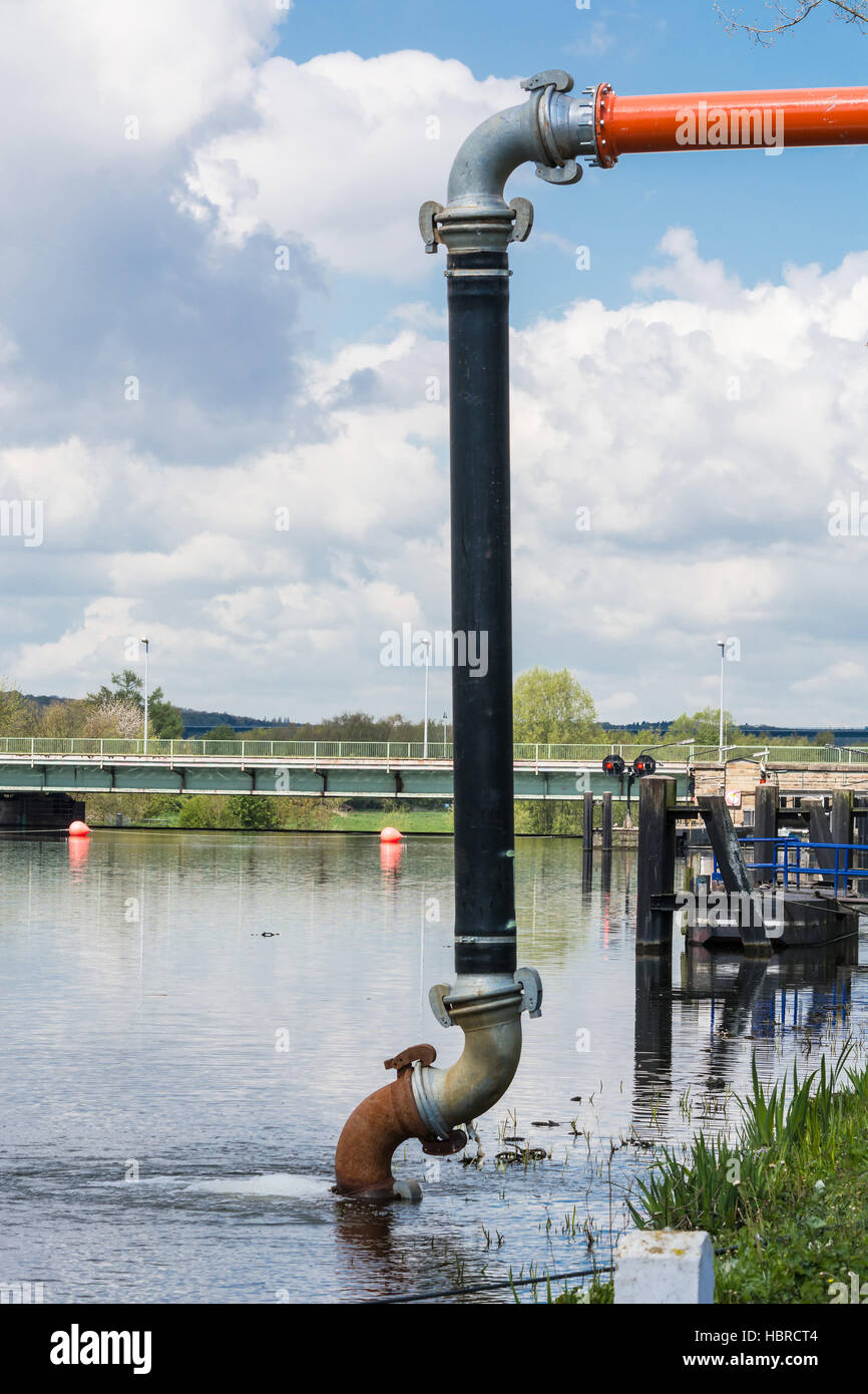 Pumping Water Stock Photos & Pumping Water Stock Images Alamy