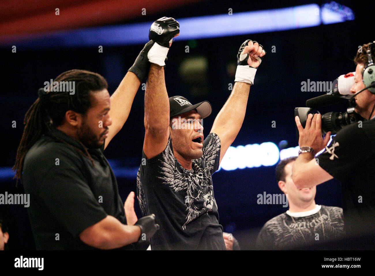 Antonio Rogerio Nogueira celebrates his victory over Edwin Dewees at ...