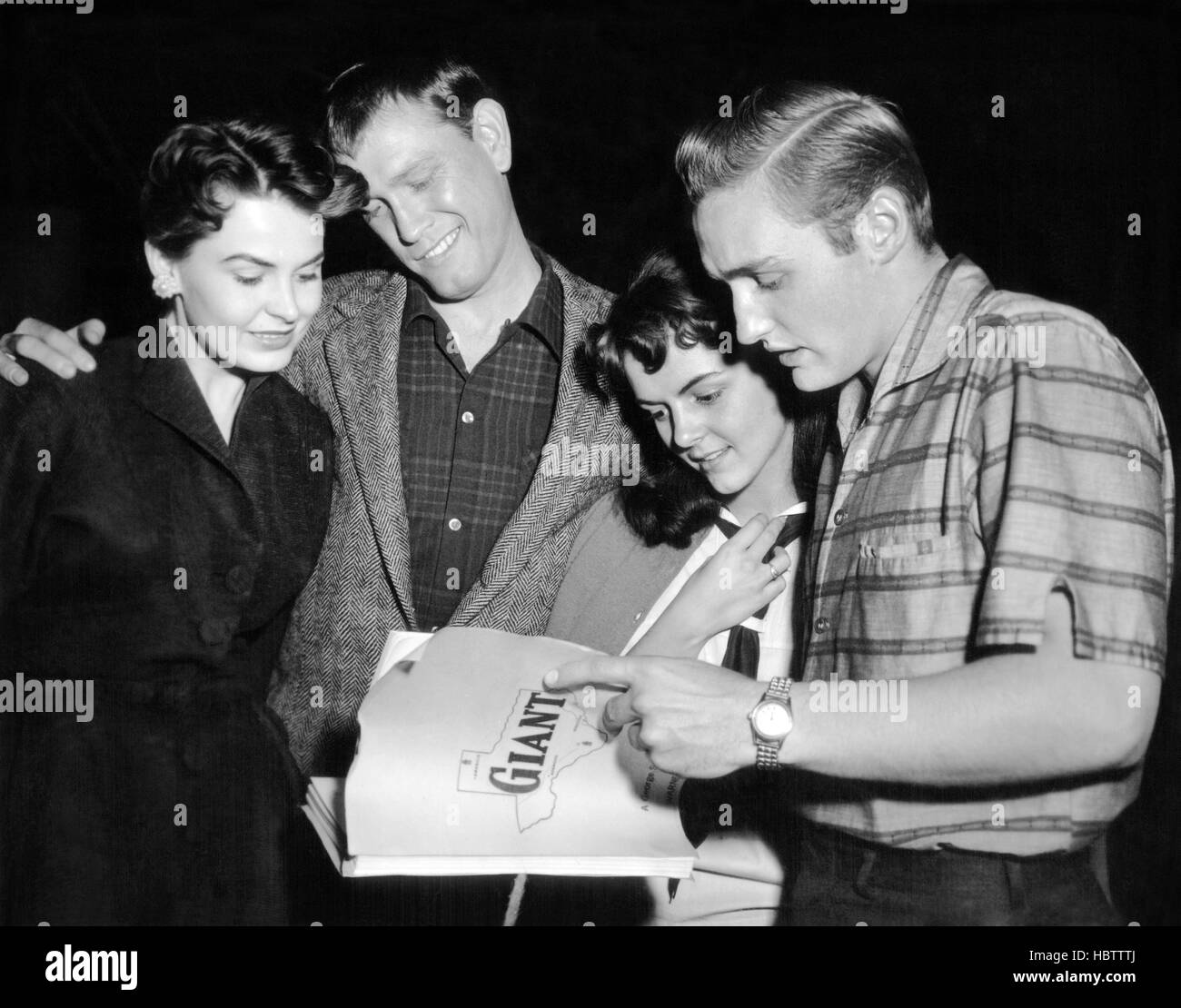 GIANT, from left, Mary Ann Edwards, Earl Holliman, Carolyn Craig, Dennis  Hopper, studying the script, on-set, 1956 Stock Photo - Alamy