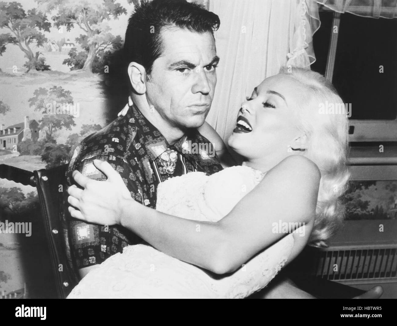 THE GIRL IN BLACK STOCKINGS, from left Ron Randell, Mamie Van Doren