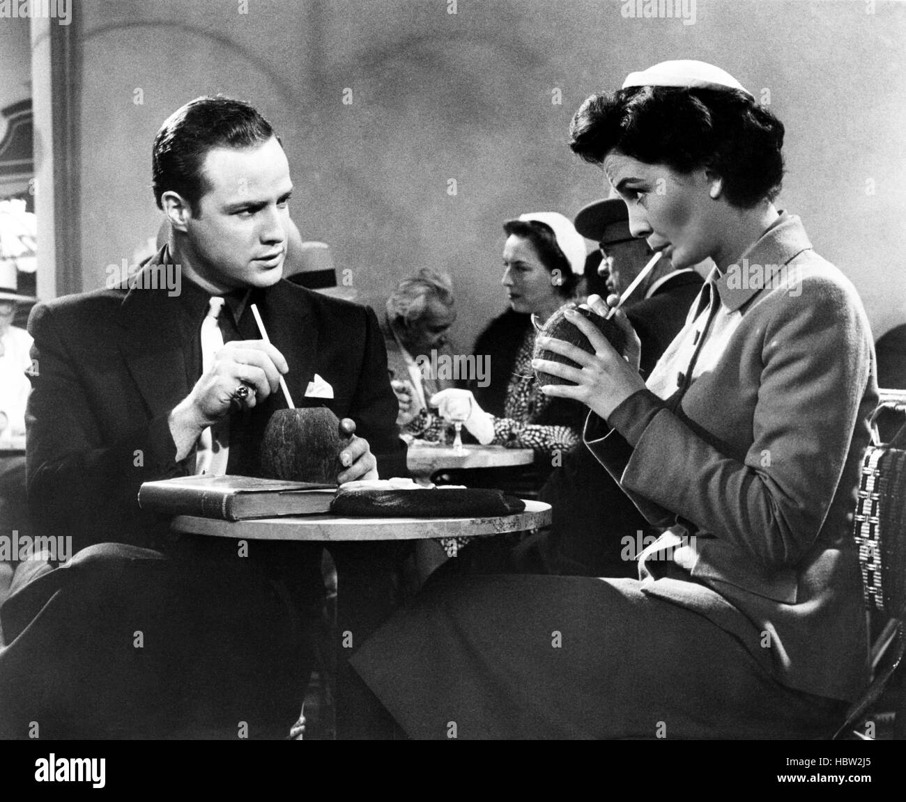 GUYS AND DOLLS, from left, Marlon Brando, Jean Simmons, 1955 Stock