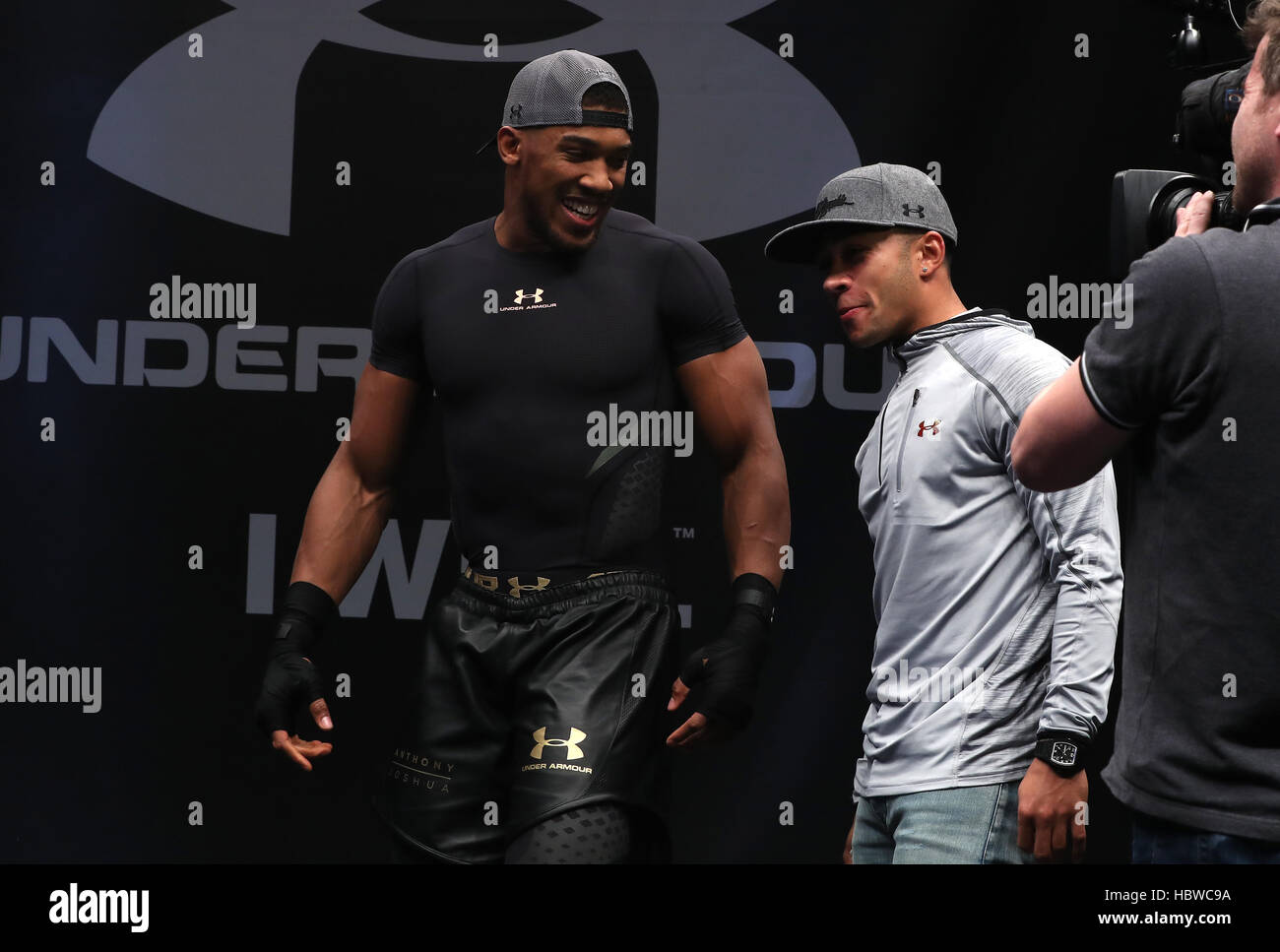 Anthony Joshua and Memphis Depay during the public workout at Manchester  Arena Stock Photo - Alamy