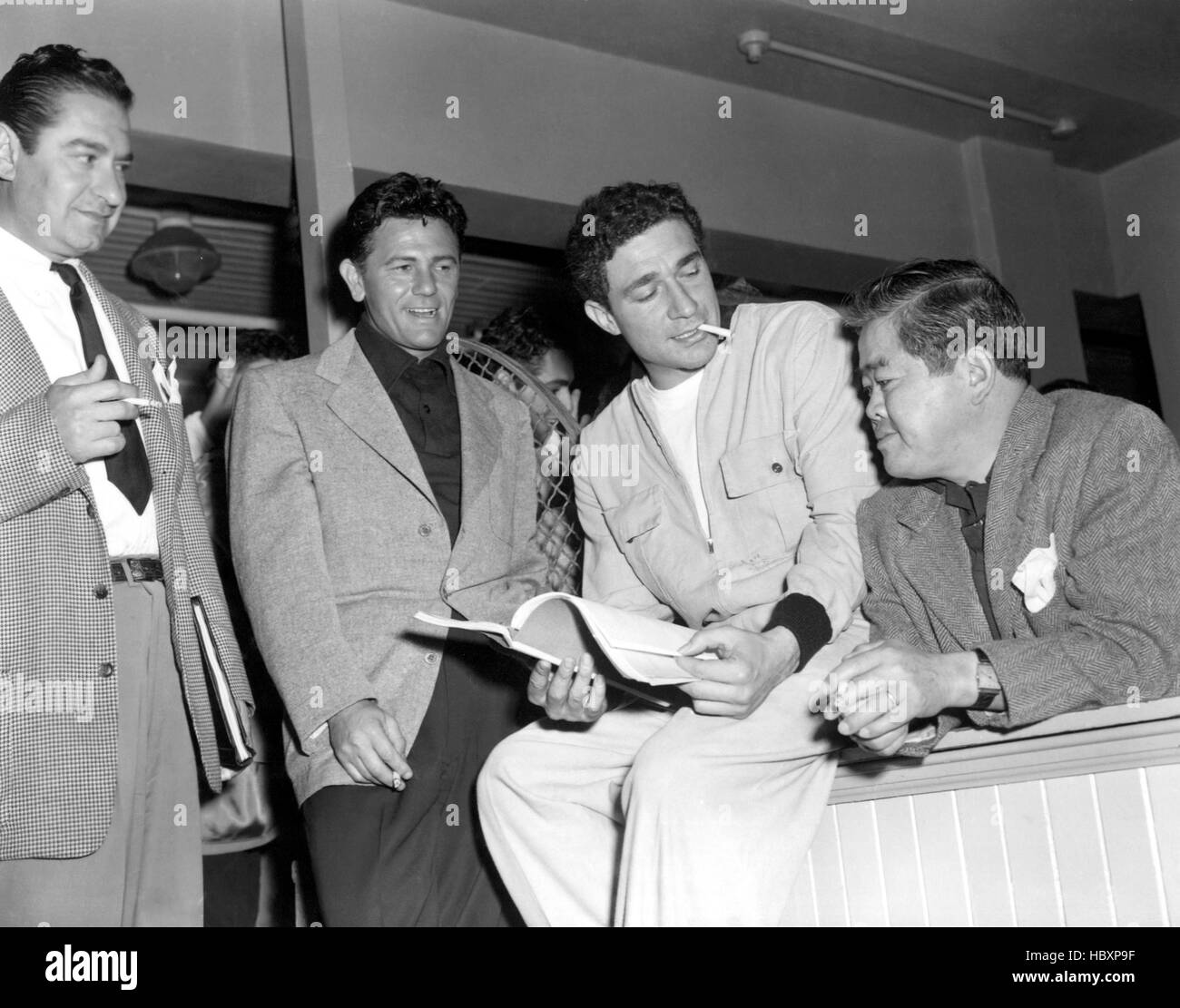 HE RAN ALL THE WAY, producer Bob Roberts, John Garfield, director John Berry, cinematographer James Wong Howe on set, 1951 Stock Photo