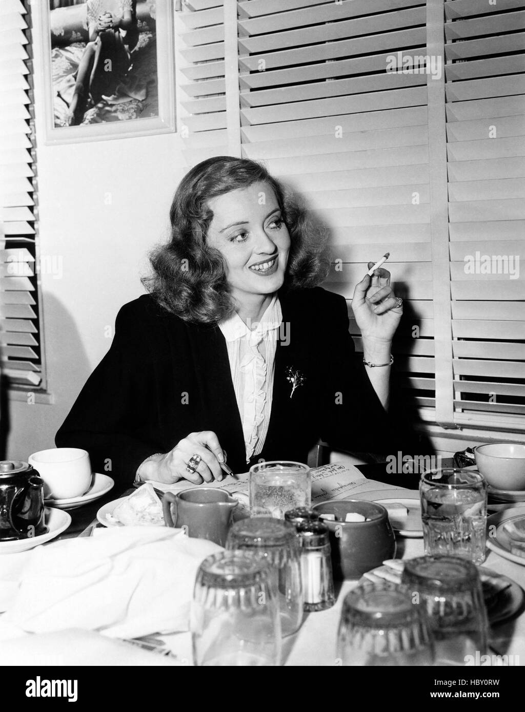 HOLLYWOOD CANTEEN, Bette Davis in studio commissary, 1944 Stock Photo