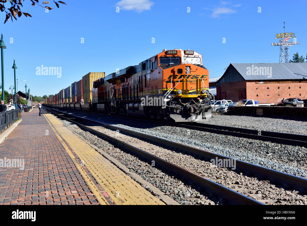 BNSF diesel locomotive pulling long train of shipping containers at Flagstaff, Arizona Stock Photo