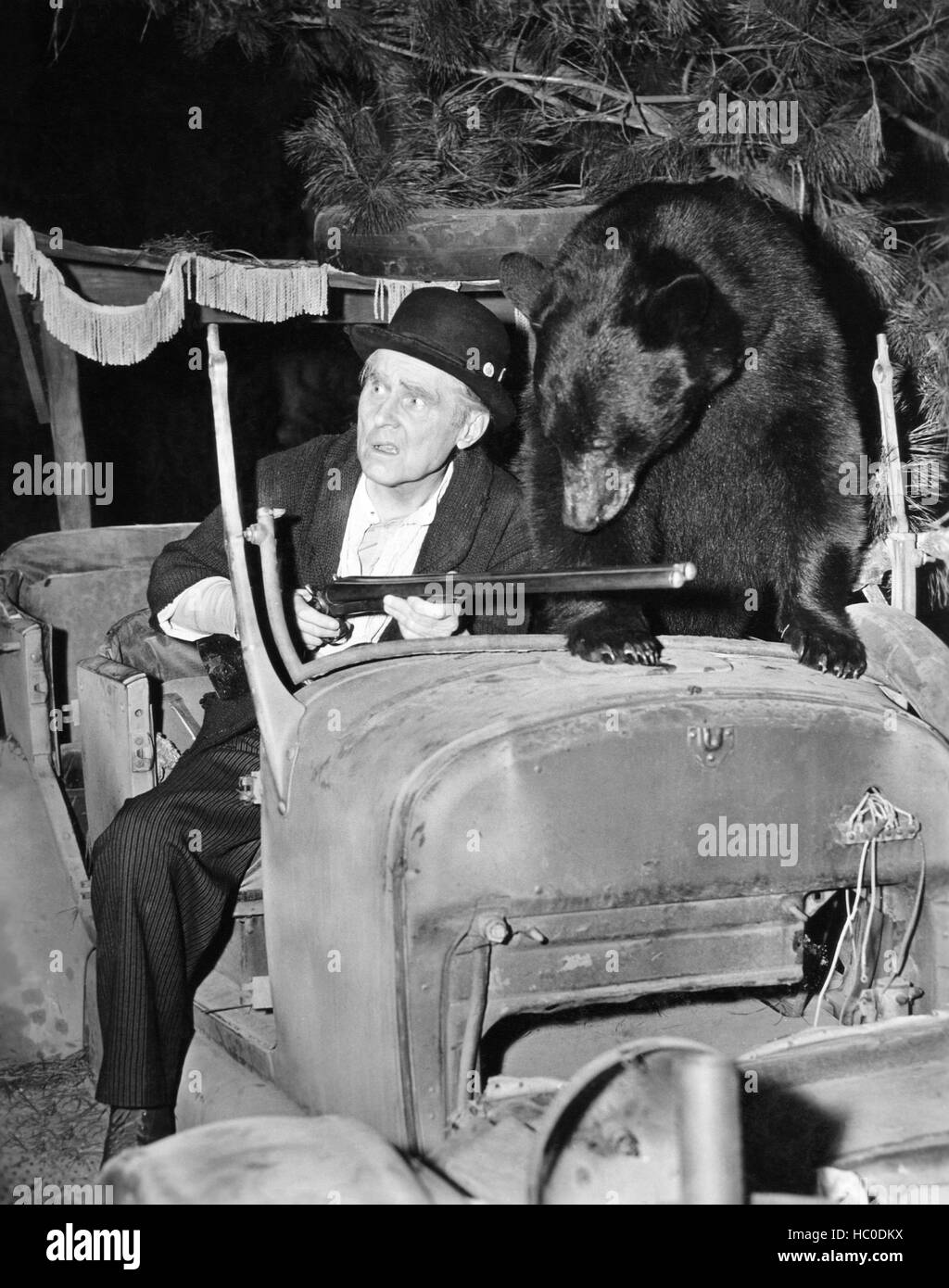 THE KETTLES ON OLD MACDONALD'S FARM, Parker Fennelly, 1957 Stock Photo
