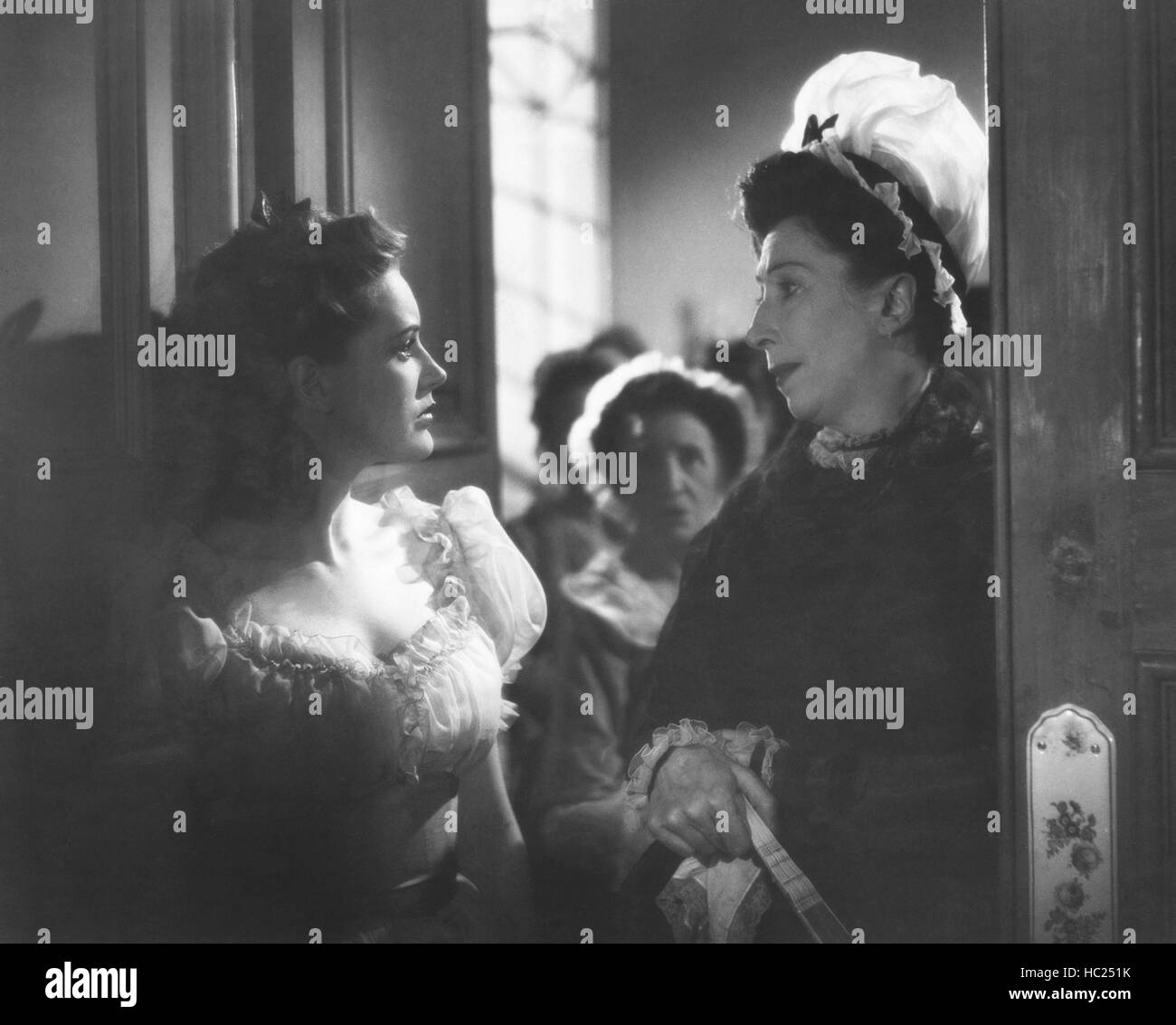 the-man-in-grey-front-from-left-phyllis-calvert-martita-hunt-1943