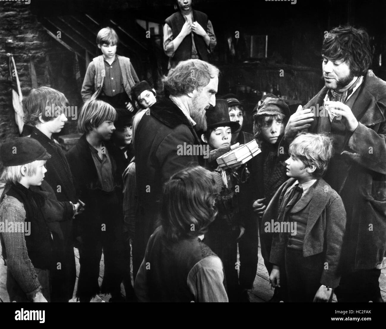 OLIVER!, from left: ron Moody, Jack Wild (top hat), Mark Lester, Oliver Reed, 1968 Stock Photo