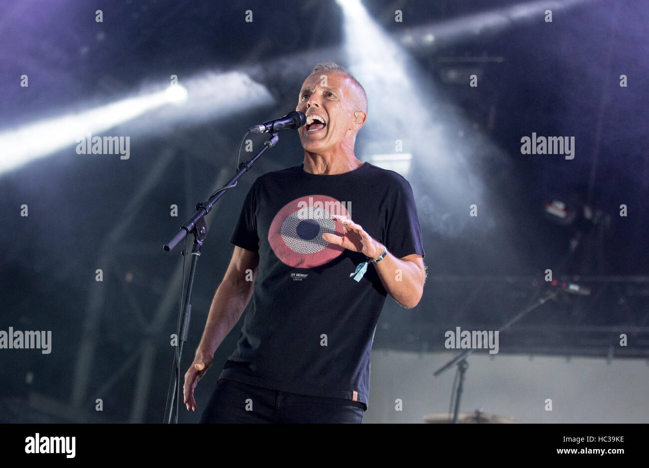 Curt Smith of Tears for Fears as the band close the 2016 Camp Bestival festival in the grounds of the Lulworth Estate, Dorset.  Featuring: Curt Smith Where: Dorset, United Kingdom When: 31 Jul 2016 Stock Photo
