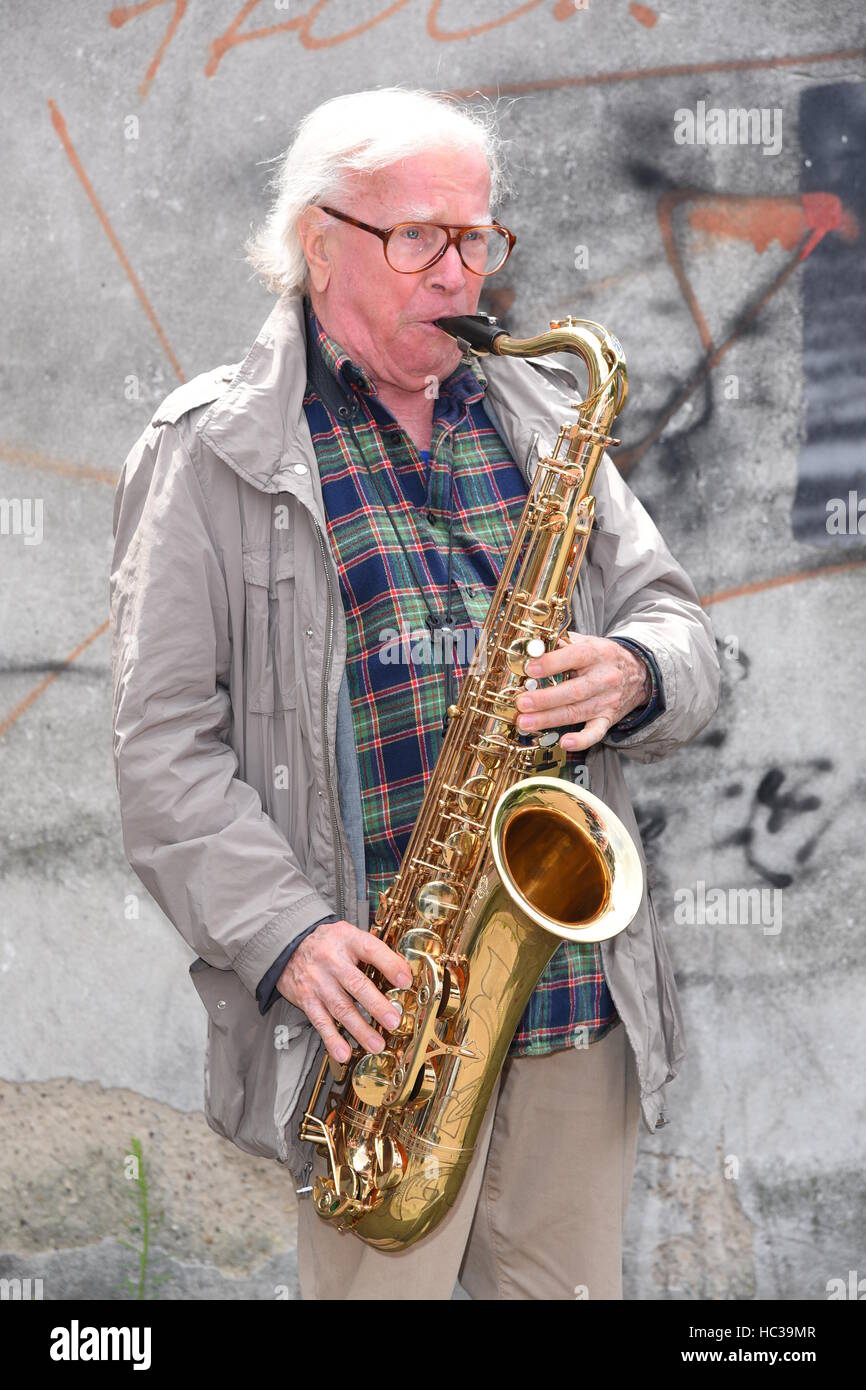 Tatort theme composer Klaus Doldinger filming new 'Cologne Tatort - Wacht am Rhein' with the cast at Vorsterstrasse in Kalk.  Featuring: Klaus Doldinger Where: Cologne, Germany When: 01 Aug 2016 Stock Photo