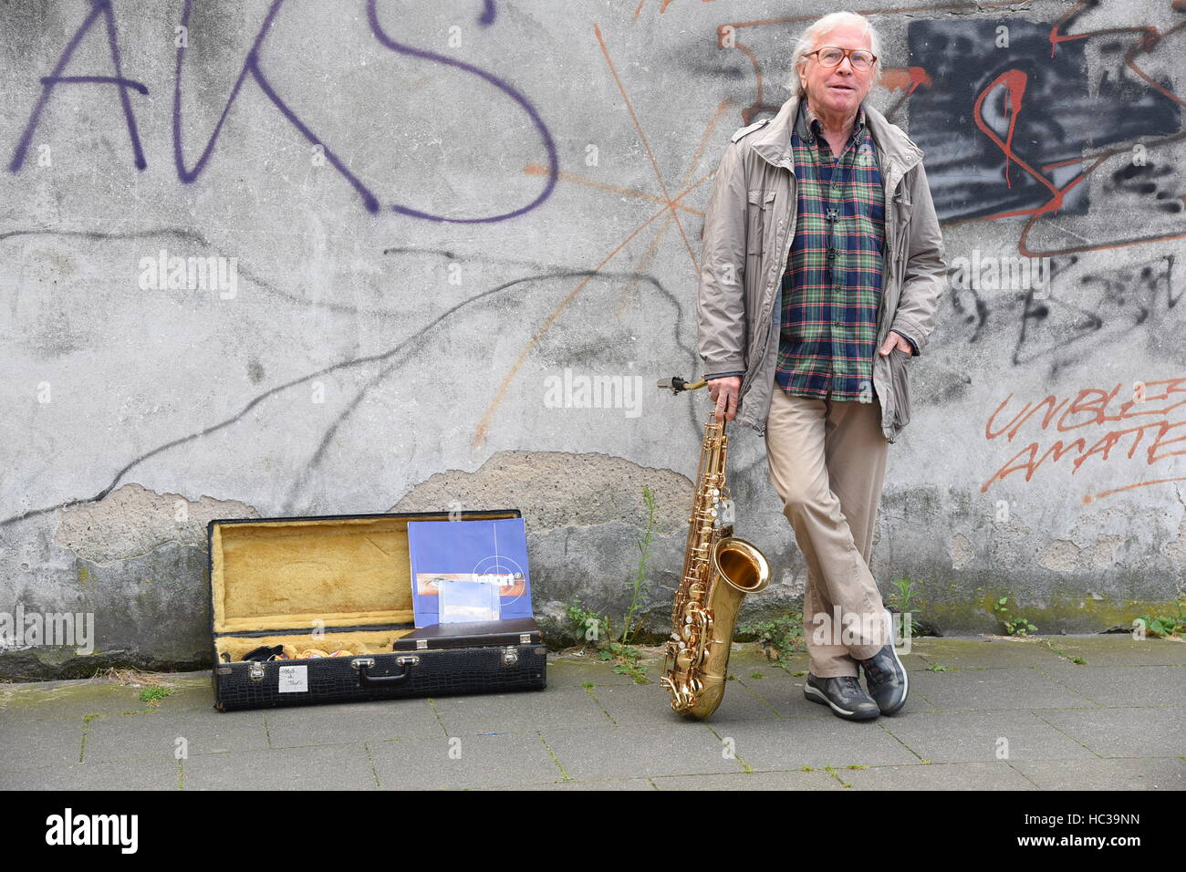 Tatort theme composer Klaus Doldinger filming new 'Cologne Tatort - Wacht am Rhein' with the cast at Vorsterstrasse in Kalk.  Featuring: Klaus Doldinger Where: Cologne, Germany When: 01 Aug 2016 Stock Photo