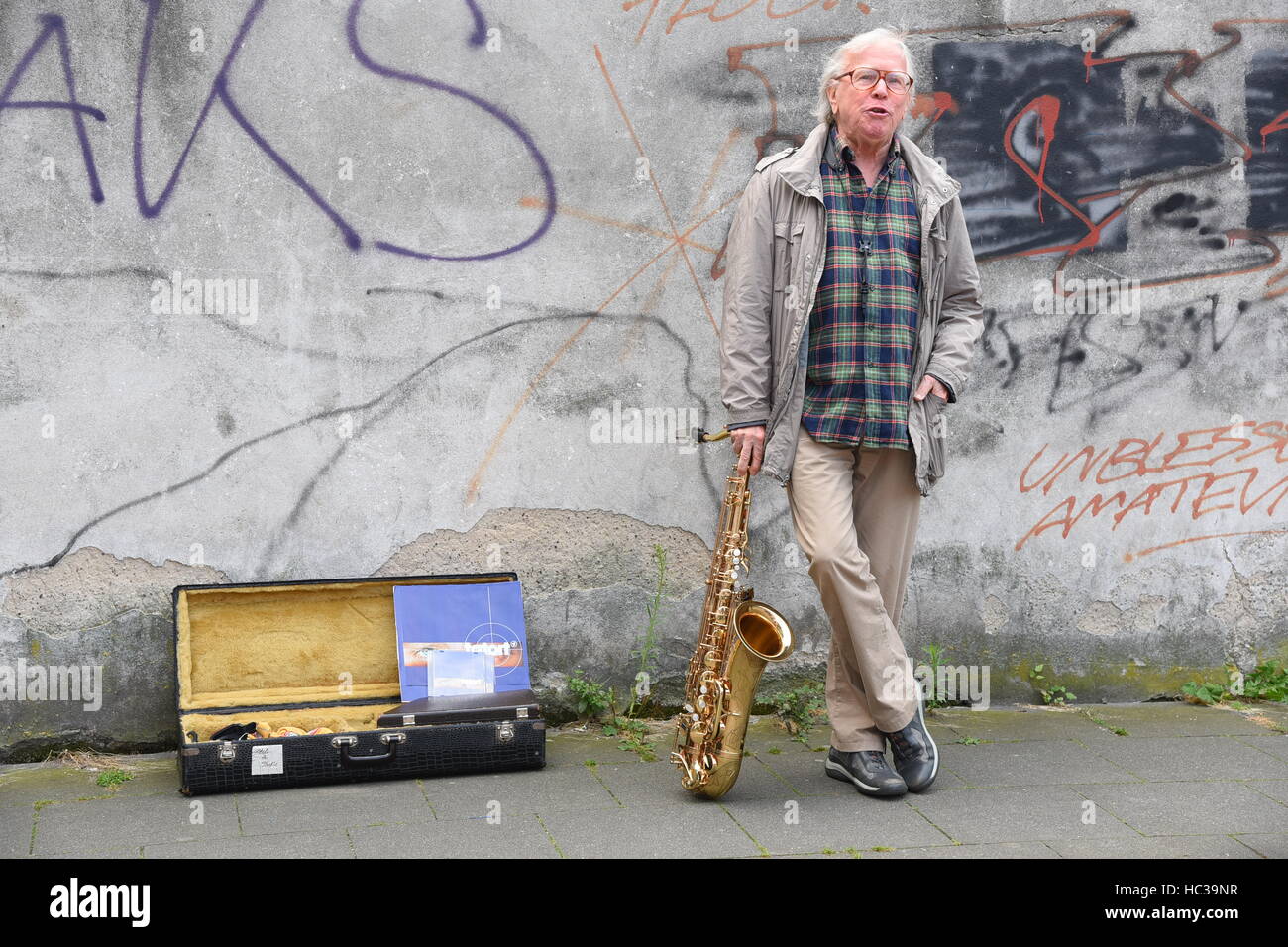 Tatort theme composer Klaus Doldinger filming new 'Cologne Tatort - Wacht am Rhein' with the cast at Vorsterstrasse in Kalk.  Featuring: Klaus Doldinger Where: Cologne, Germany When: 01 Aug 2016 Stock Photo