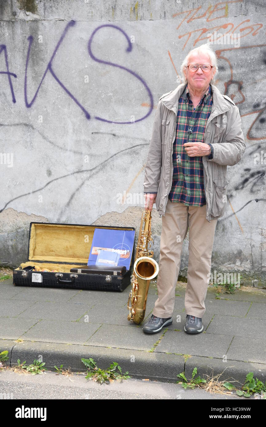 Tatort theme composer Klaus Doldinger filming new 'Cologne Tatort - Wacht am Rhein' with the cast at Vorsterstrasse in Kalk.  Featuring: Klaus Doldinger Where: Cologne, Germany When: 01 Aug 2016 Stock Photo