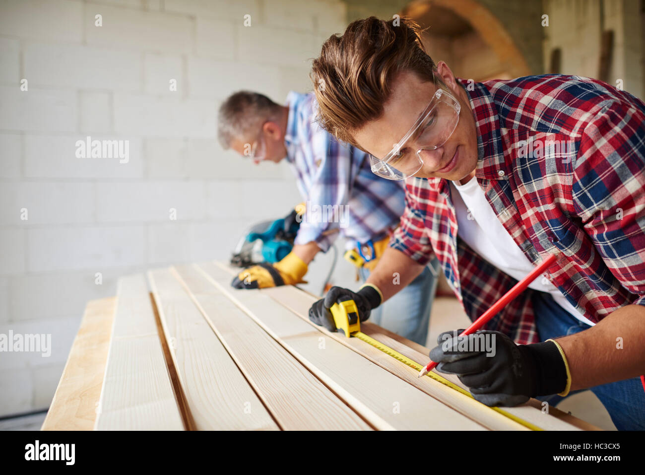 Плотник - столяр, краснодеревщик. Столяр мебельщик. Столяр фон. Жизнь плотника. Выровнять доску.