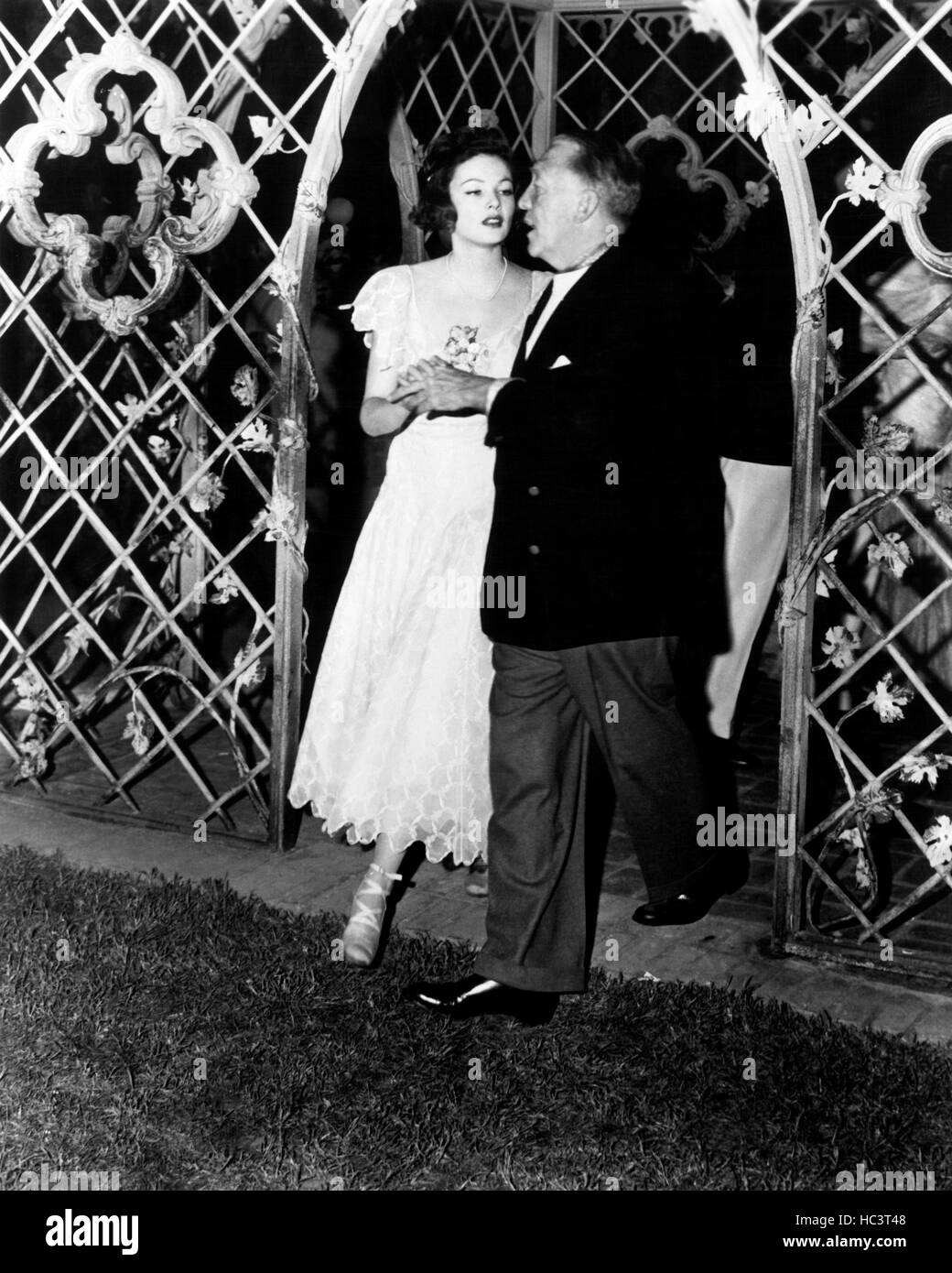 THE RAZOR'S EDGE, from left, Gene Tierney, director Edmund Goulding, on ...