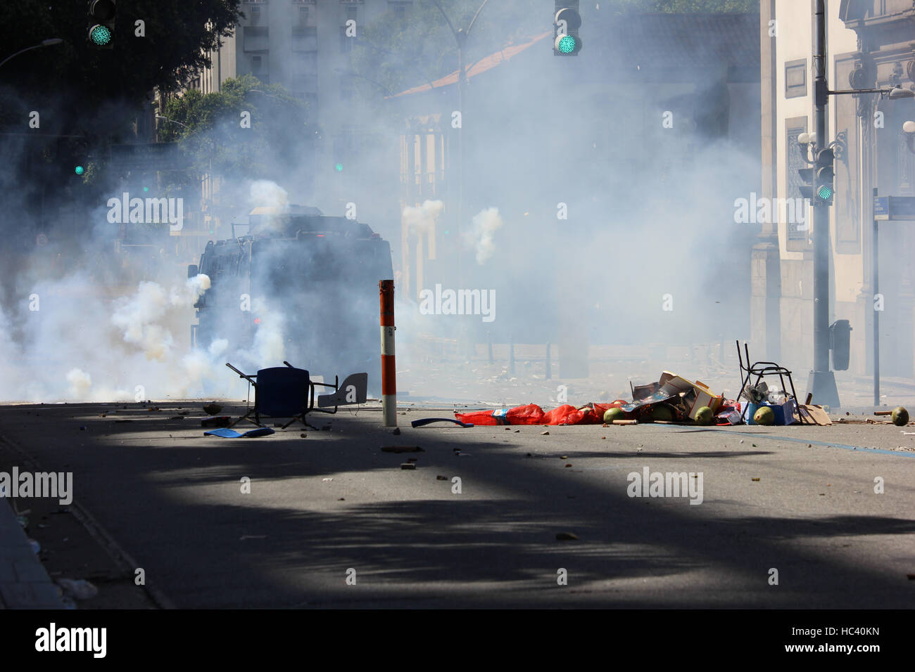 Rio de Janeiro, Brazil. 6th Dec, 2016. Tension in Rio de Janeiro downtownon in the afternoon of Tuesday, December 6, 2016, Brazil. Demonstrators and police officers clashed and there was police truculence to disperse the demonstrators. There was use of large police force, firing of non-lethal weapons, and many tear gas bombs. The police invaded the Church of St. Joseph, which is next to the Alerj (Rio de Janeiro parliament). They used the balcony of the church to shoot demonstrators with rubber bullets and moral effect bombs. Credit:  Luiz Souza/Alamy Live News Stock Photo