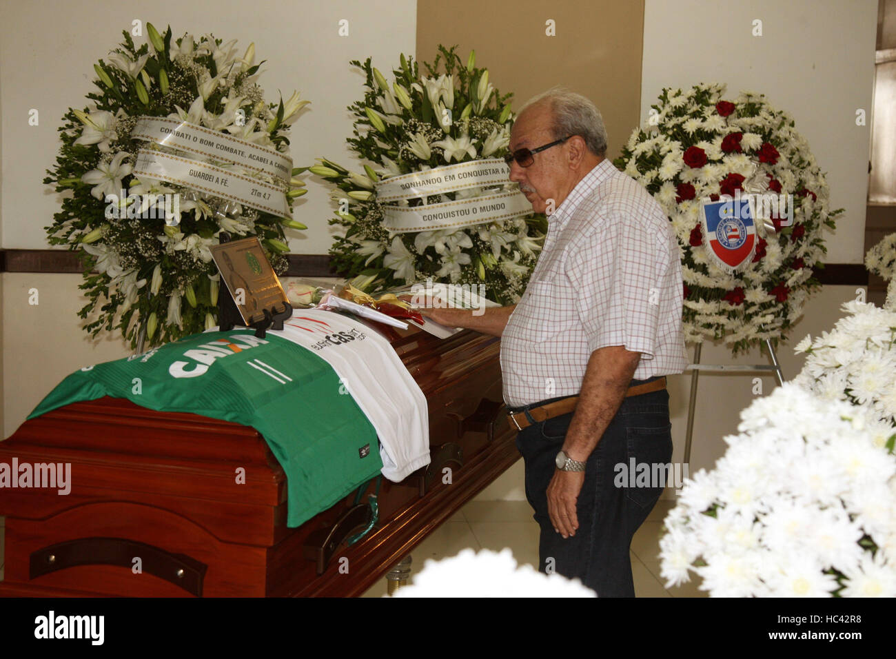 SALVADOR, BA - 04.12.2016: VELORIO DE ANANIAS JOGADOR CHAPECO - Eloi Castro Monteiro Ananias, player Chapecoense and killed in the plane crash. Veiled in the cemetery Garden Saldades in Salvador, where he received tributes from friends and family, fans, former players and directors of Bahia, which he joined at 14 years of age on the basis of division. He died at 27 and leaves the widow, Barbara Monteiro, and 5 year old son. Born in Sao Luis do Maranhao, and based in Salvador, where he married, had family and professional football career. His body will be cremated this Monday, 05/12/2016 at Cre Stock Photo