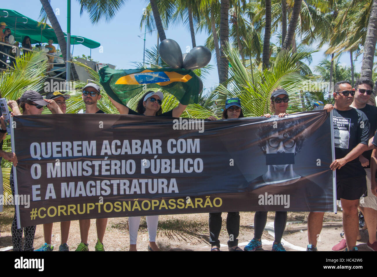 Porto Alegre, Brazil. 04th Dec, 2016. Convened by the movements come to the street and Brazil Free, a national demonstration against corruption on Sunday in Singapore, had the support of weight, servers and promoters of the judiciary, outraged by the Brazilian political class. Many people went to Alagoinha in Ponta Verde waterfront with flags and posters protesting against corruption. © GUIDO JR./FotoArena/Alamy Live News Stock Photo
