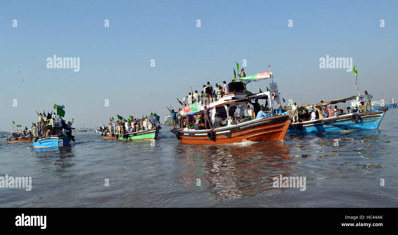 Pakistan. 7th December, 2016. Activists of Jamat-e-Ahle Sunnat Pakistan are holding boat rally in Arabian Sea nearby Karachi on the occasion of Holy Prophet Muhammad (P.B.U.H) birthday, on Wednesday, December 07, 2016. Credit:  Asianet-Pakistan/Alamy Live News Stock Photo