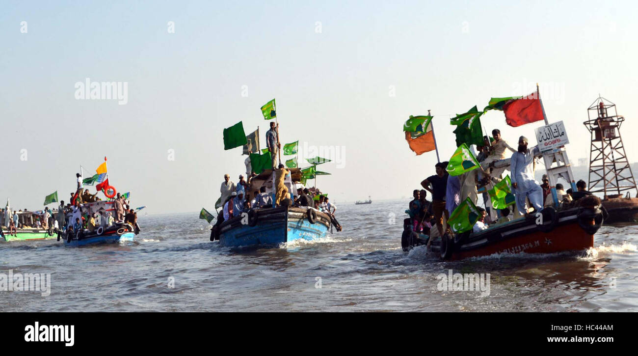 Pakistan. 7th December, 2016. Activists of Jamat-e-Ahle Sunnat Pakistan are holding boat rally in Arabian Sea nearby Karachi on the occasion of Holy Prophet Muhammad (P.B.U.H) birthday, on Wednesday, December 07, 2016. Credit:  Asianet-Pakistan/Alamy Live News Stock Photo