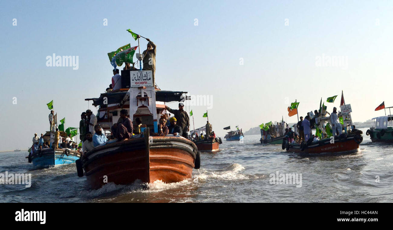 Pakistan. 7th December, 2016. Activists of Jamat-e-Ahle Sunnat Pakistan are holding boat rally in Arabian Sea nearby Karachi on the occasion of Holy Prophet Muhammad (P.B.U.H) birthday, on Wednesday, December 07, 2016. Credit:  Asianet-Pakistan/Alamy Live News Stock Photo