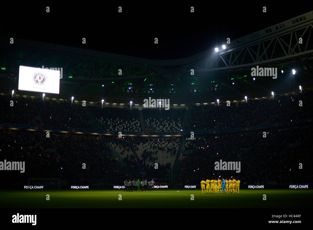Turin, Italy. 7th Dec, 2016. Players of Juventus FC and GNK DInao Zagreb observe a minute of silence in remembrance of the players of he Brazilian team of Chapecoense died in recent plane crash before the UEFA Champions League Group H football match between Juventus FC and GNK Dinamo Zagreb. Credit:  Nicolò Campo/Alamy Live News Stock Photo
