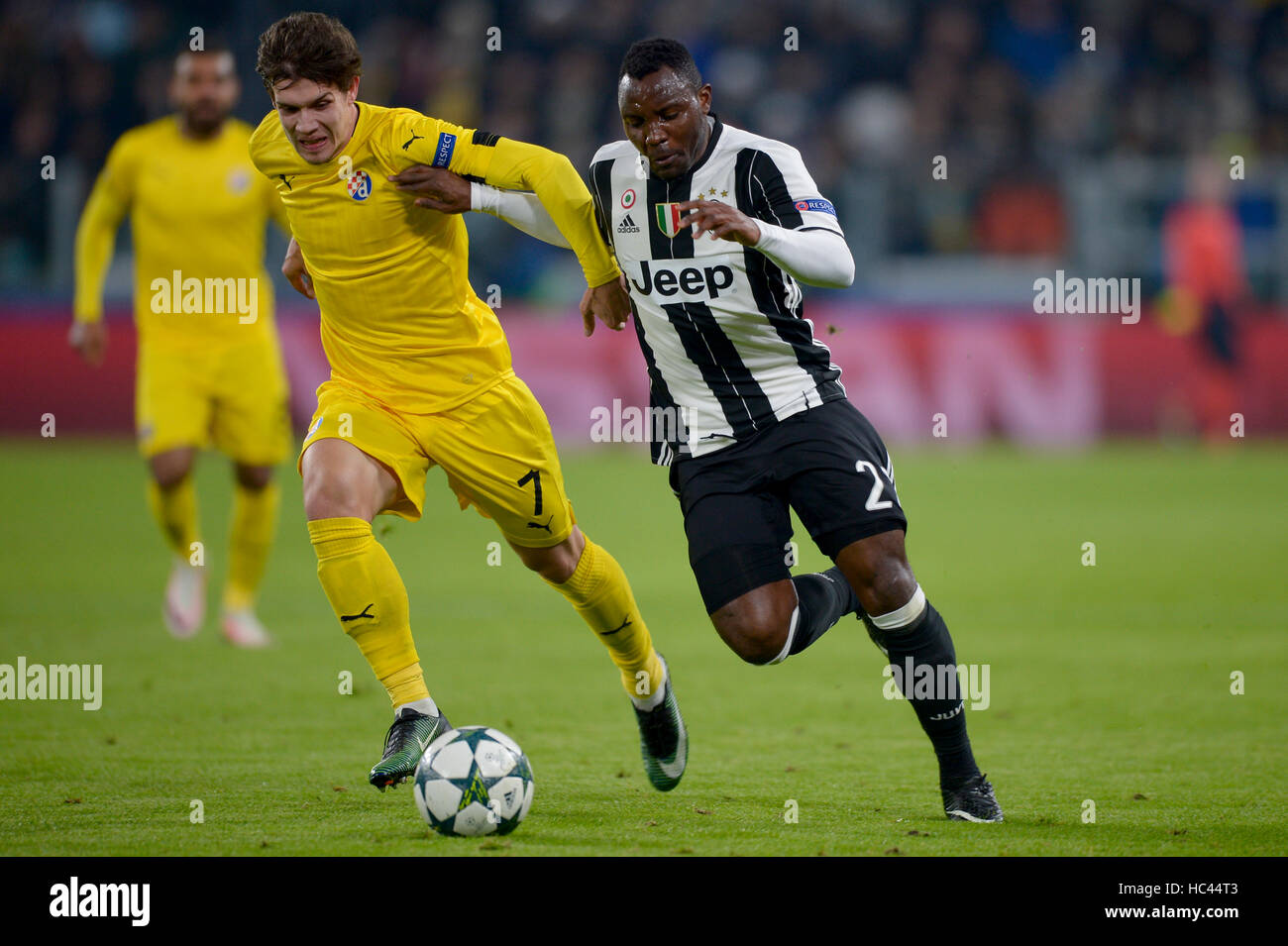 Turin, Italy. 7th Dec, 2016. Mario Situm (left) of GNK Dinamo Zagreb and Kwadwo Asamoah of Juventus FC compete for the ball during the UEFA Champions League Group H football match between Juventus FC and GNK Dinamo Zagreb. Credit:  Nicolò Campo/Alamy Live News Stock Photo