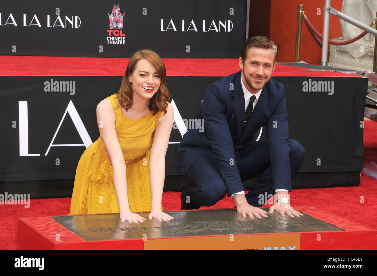 Los Angeles, California, USA. 7th Dec, 2016. December 7th 2016 - Los Angeles California USA - Actress EMMA STONE, Actor RYAN GOSLING at the Hand & Footprint Ceremony for the Film LALA Land held at TCL Chinese Theater, Hollywood, Los Angeles CA Credit:  Paul Fenton/ZUMA Wire/Alamy Live News Stock Photo