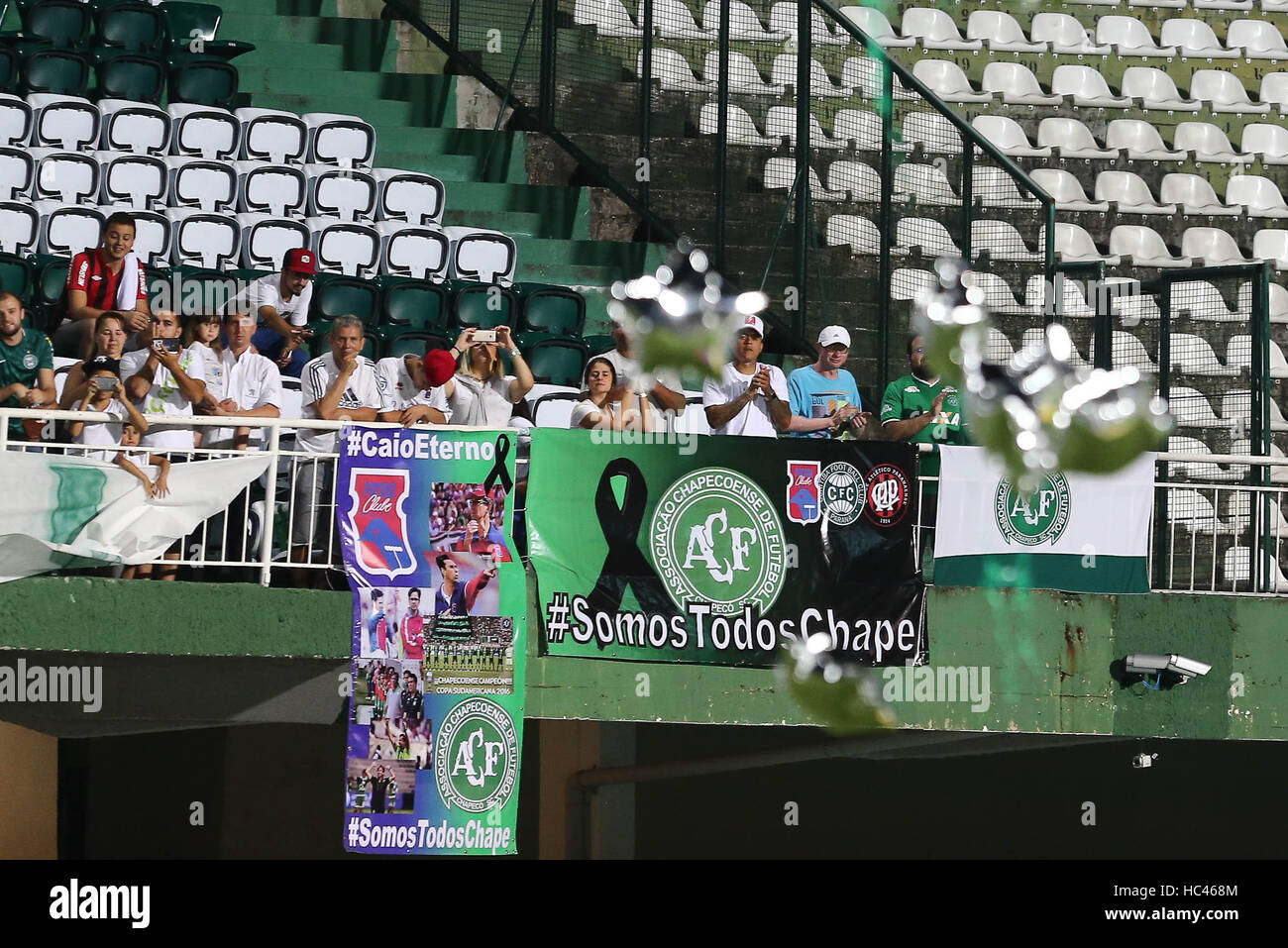 Curitiba, Brazil. 7th December, 2016. Fans make tribute to of the victims of the tragedy involving the Chapecoense delegation at the Couto Pereira Stadium in Curitiba on Wednesday (07). Today would be the second game of the South American Cup final between Chapecoense and Atletico Nacional. Photo: Geraldo Bubniak Credit:  Foto: Geraldo Bubniak/ZUMA Wire/Alamy Live News Stock Photo