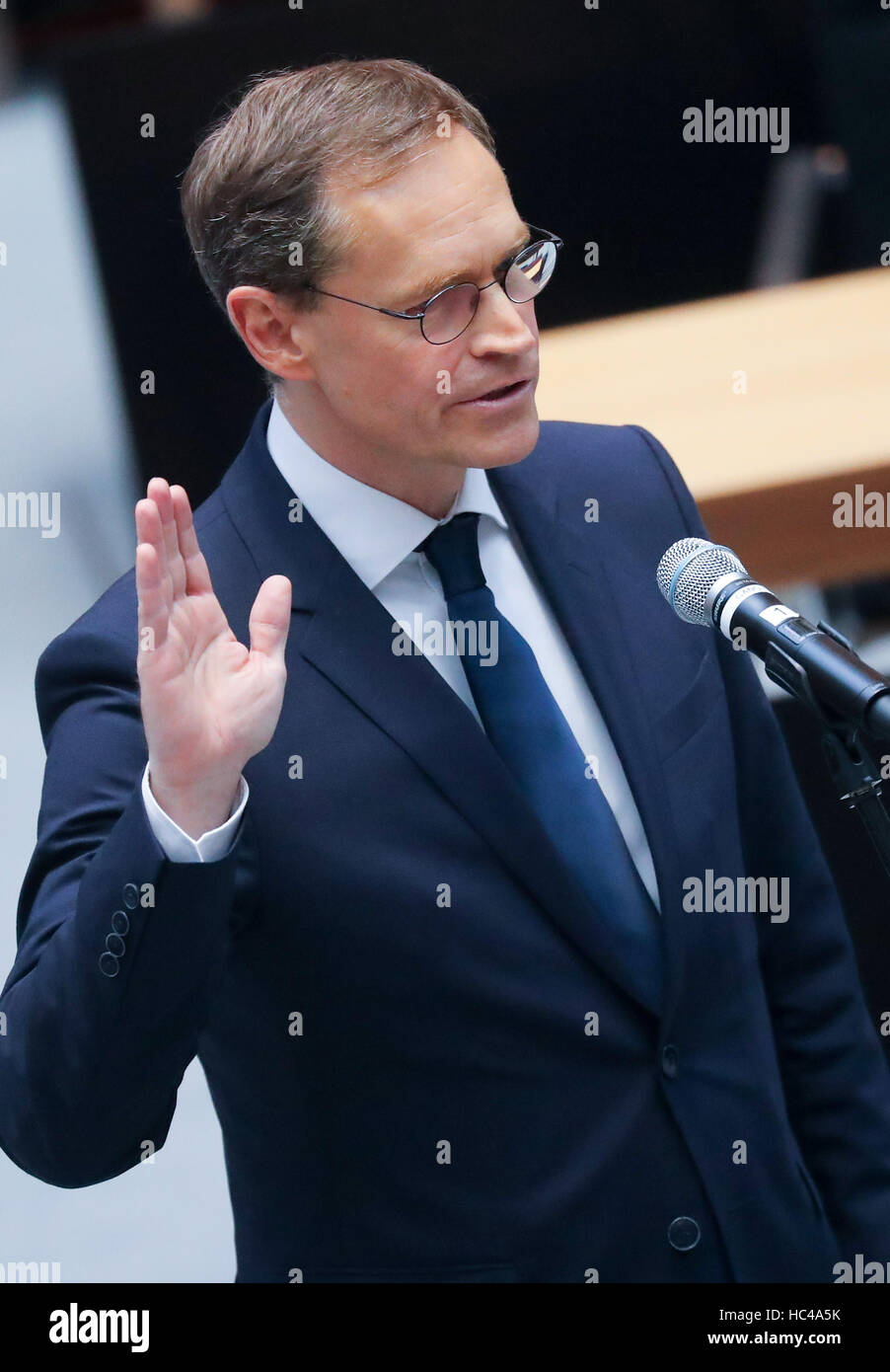 Berlin, Germany. 8th Dec, 2016. Michael Mueller (SPD) recites his oath of office as newly elected mayor, at the Berlin house of representatives in Berlin, Germany, 8 December 2016. Photo: Kay Nietfeld/dpa/Alamy Live News Stock Photo